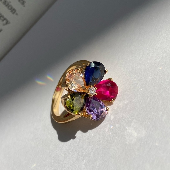 STUNNING multicolor crystal flower ring gold tone size 7 - Picture 4 of 6